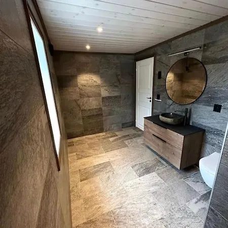 New Cabin With Mountain And Trailbiking And Ski In Ski Out Right Outside The Door * Фло