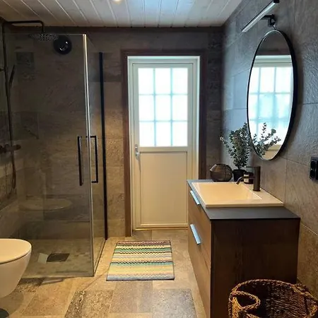 Дом отдыха New Cabin With Mountain And Trailbiking And Ski In Ski Out Right Outside The Door