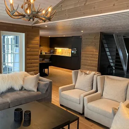 New Cabin With Mountain And Trailbiking And Ski In Ski Out Right Outside The Door Дом отдыха Фло
